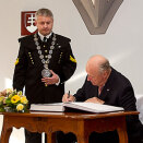 The Mayor of Banská &#138;tiavnica, Pavol Bal&#158;anka looks on as King Harald signs the Town Hall guestbook (Photo: Terje Bendiksby / Scanpix)